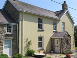 Gegin Fach (in the foreground) & Llysyfran Farmhouse